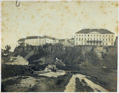 Tallinn, Toompea, esiplaanil Nunne värav.  duplicate photo
