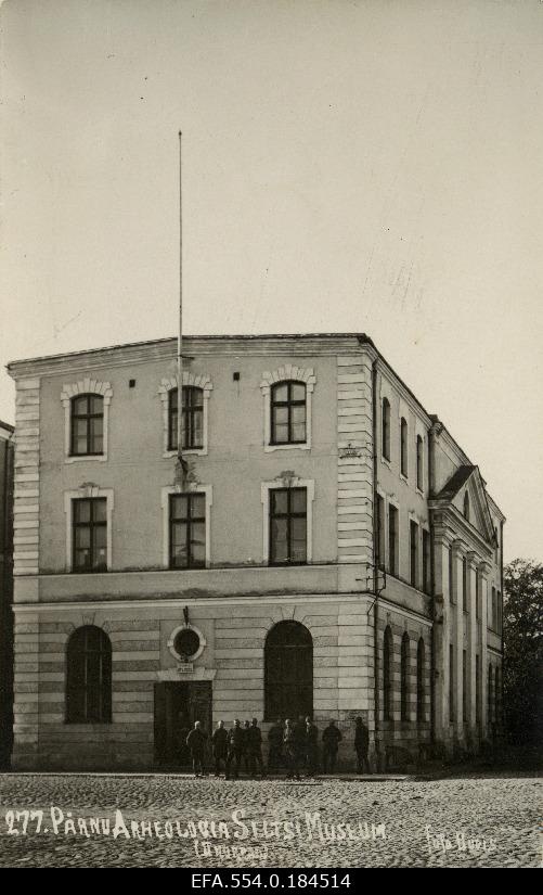 Pärnu Arheoloogia Seltsi Muuseum hoone 2. korrusel, 1. korrusel Pärnu õpperoodu ruumid, (tellimustöö ajakirjanduskontorile "Uudis").