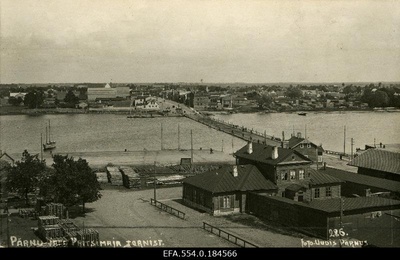 Vaade pritsimaja tornist Ülejõe eeslinnale ja Pärnu jõele,  (tellimustöö ajakirjanduskontorile "Uudis").  duplicate photo