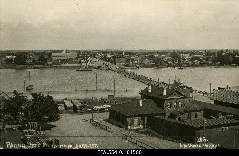 Vaade pritsimaja tornist Ülejõe eeslinnale ja Pärnu jõele,  (tellimustöö ajakirjanduskontorile "Uudis").