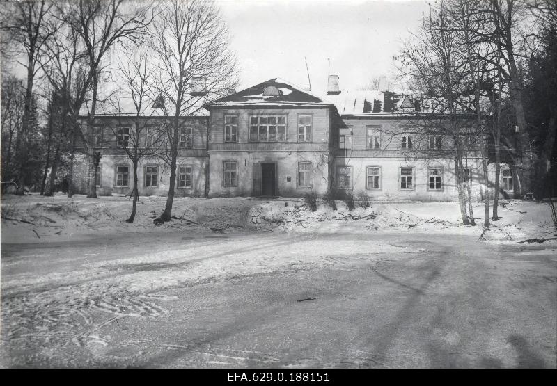 Tuhala koolimaja endises Oru mõisas.