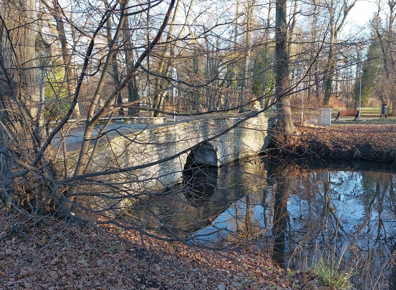 Lövenruh suvemõisa park, vaade sillale ja lõvifiguurile rephoto