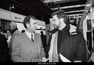 Piirivalveameti peadirektor Andrus Öövel (paremal) turvatehnika näitusel.  similar photo