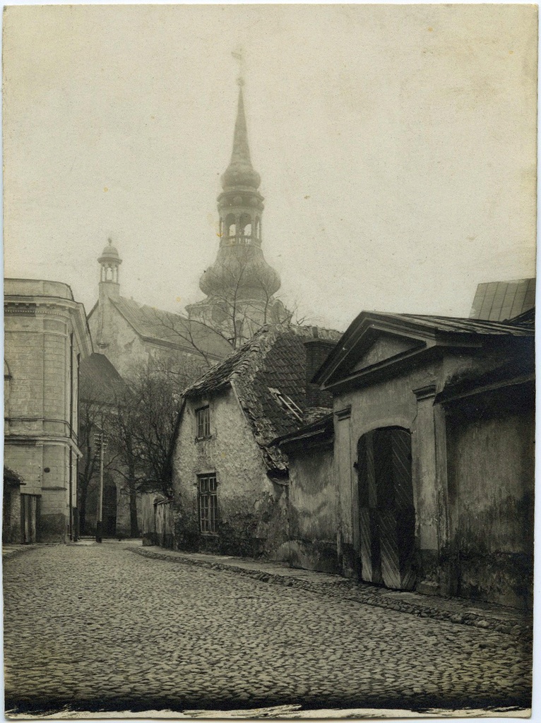 Tallinn, Toom-Rüütli tänav, taga Toomkirik.