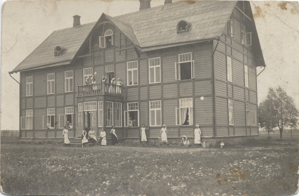 Mrs. M. Raamot's daughters' field. And Household School in Sahkapuul