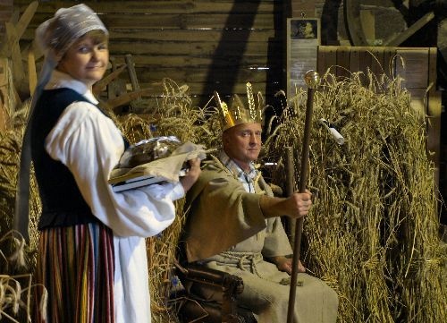 Rukkikuningas Hans I Kruusamägi ja Ülenurme valla lehe Olevik toimetaja Maire Henno EPM-i küünis rukkimaarjapäeval 2007.a.