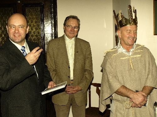 Vasakult: Sangaste vallavanem Kaido Tamberg, Eesti Rukki Seltsi juhatuse esimees Leonhard Puksa ja rukkikuningas Hans Kruusamägi