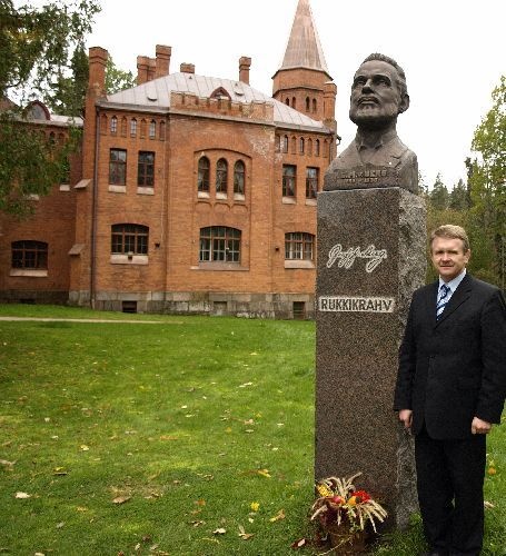 Eesti Rukki Seltsi president Vahur Kukk seismas rukkikrahv Fr. Bergi ausamba kõrval