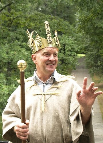 Rukkikuningas Hans I Kruusamägi Ülenurme mõisa häärberi rõdul seismas, taustaks mõisa park