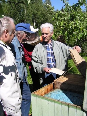 Elvas toimunud mesinduspäevast osavõtjad Valgutas Olaf Puuritsa mesilas.  similar photo
