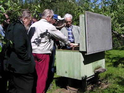 Elvas toimunud mesinduspäevast osavõtjad Valgutas Olaf Puuritsa mesilas.  similar photo