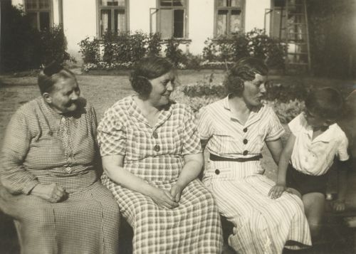Neli põlvkonda. Vasakult: Anna Sööt, Pauline Muna, Hildegard Puskar ja poeg Ivar 1927.a.
