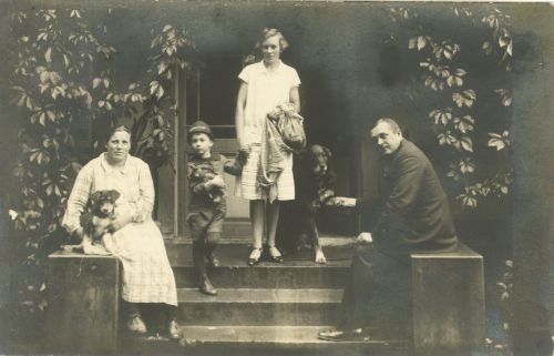 Hildegard ja Viktor Puskar, poeg Ivar ja koer Klannu häärberi trepil ca. 1927.a. Vasakul istub teenija Leeni.