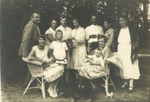 Viktor Puskar, õde Emilie (Mia), Ivar. Hildegard Puskar, süles poeg Viktor. Paremal lapsehoidja 1929.a.
