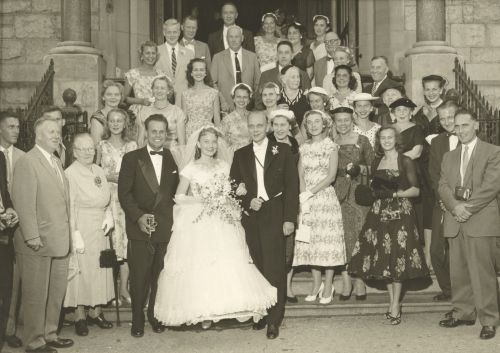 Thea Viilupi ja Viktor Puskari laulatus New Yorgis 1957. aastal. Noorpaar ja külalised kiriku trepil peale laulatustalitust.