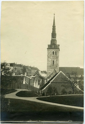 Tallinn, Niguliste kirik, vaade Harjuvärava mäelt.  similar photo