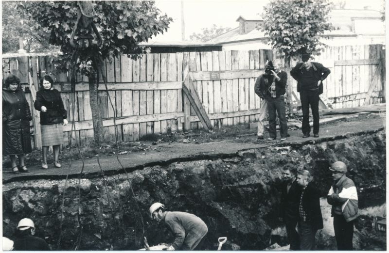 Photo. The cornerstone of Lihula communication building in September 1985.