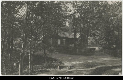 Puude vahel olev verandaga hoone  duplicate photo