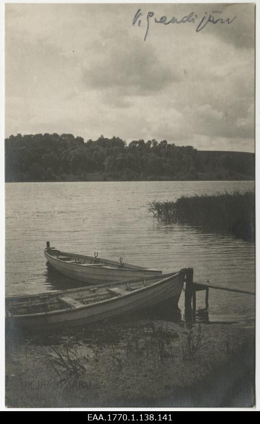 Viljandi järv, esiplaanil kaks paati