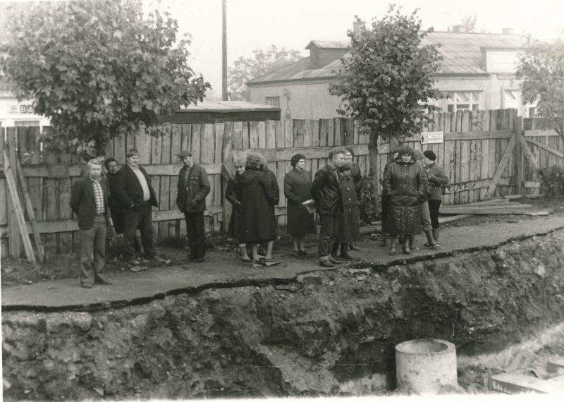 Photo. The cornerstone of Lihula communication building in September 1985.