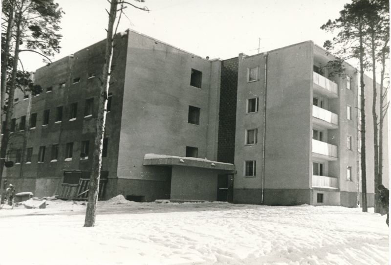 Photo. Technical corps of the communication building is under way in Haapsalu and the newly completed housing corps in 1976.