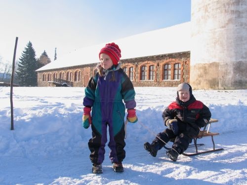 Lapsed vastlapäeval kelgutamas