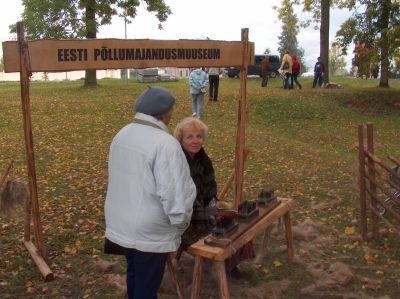 Mihklipäev Raadil. Ruth Metsallik linatöid demonstreerimas