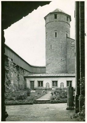 Tallinn, Pikk tänav 70, Tallinna Linnamuuseumi õu, taga Stoltingi torn.  duplicate photo