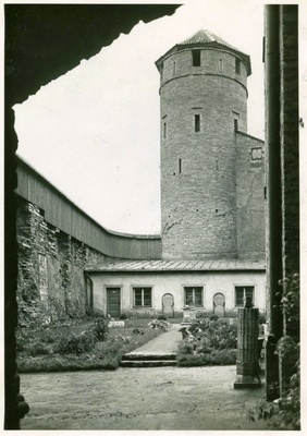 Tallinn, Pikk tänav 70, Tallinna Linnamuuseumi õu, taga Stoltingi torn.  similar photo