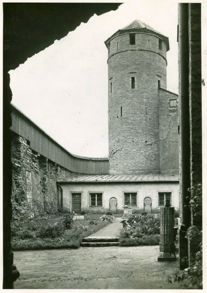 Tallinn, Pikk tänav 70, Tallinna Linnamuuseumi õu, taga Stoltingi torn.