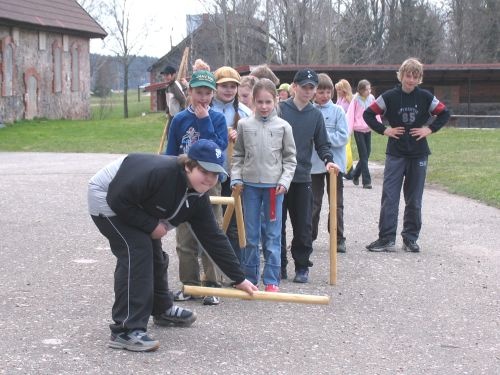 Lasteprogrammist "Karjalapse linnukool. Karjapoiss on kuningas" osavõtjad kurikamängu mängimas