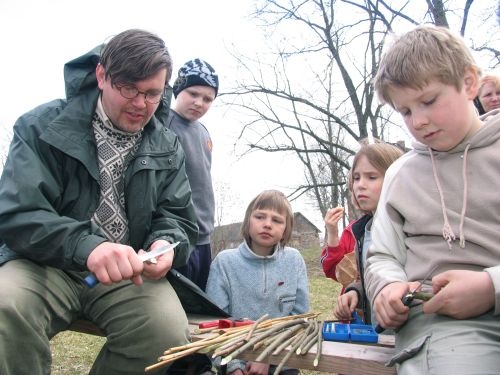 Priit Moppel õpetab lasteprogrammist "Karjalapse linnukool. Karjapoiss on kuningas" osavõtjaid vilepille valmistama