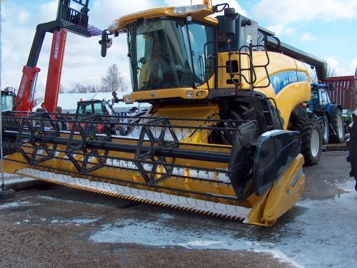 Maamess 2005. Firma New Holland kombain