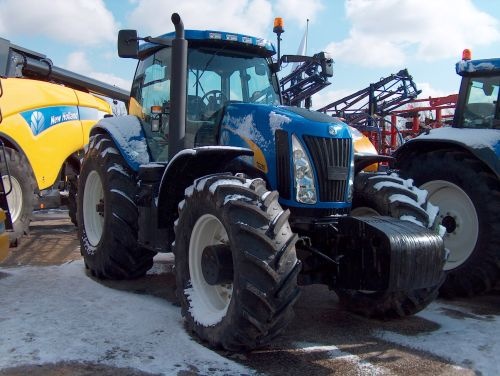 Maamess 2005. Firma New Holland traktor