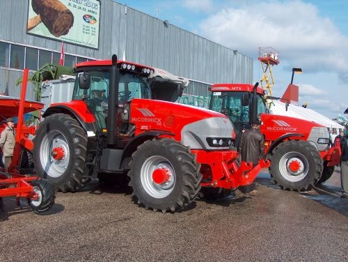 Maamess 2005. Firma McCormick traktor