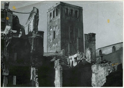 Tallinn, sõjapurustused Harju tänaval, taga Niguliste varemed.  duplicate photo