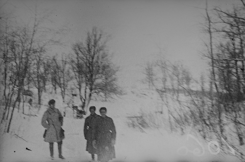 8. Eesti Laskurkorpus. 925. laskurpolk. Kolm sõjaväelast talvemaastikul Stupino kõrgendiku rajoonis