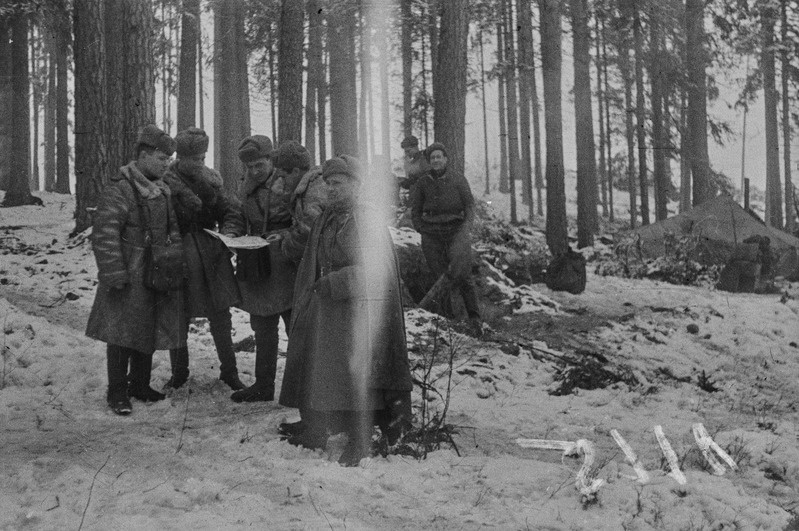 8. Eesti Laskurkorpus. Grupp sõjaväelasi metsas õppustel