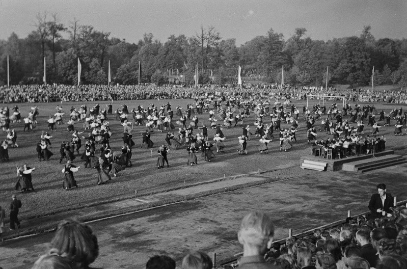 III üldtantsupidu, ametliku nimetusega "Rahvakunstiõhtu".  Üldvaade rahvatantsijatele