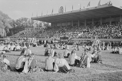 III üldtantsupidu, ametliku nimetusega "Rahvakunstiõhtu". Vaade tribüünile.  similar photo