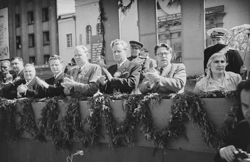 XII. Üldlaulupidu. Rongkäik. Vastuvõtjate tribüün valitsuse ja partei esindajatega