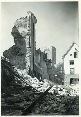 Tallinn, Kuninga ja Niguliste tänavad varemeis.  similar photo