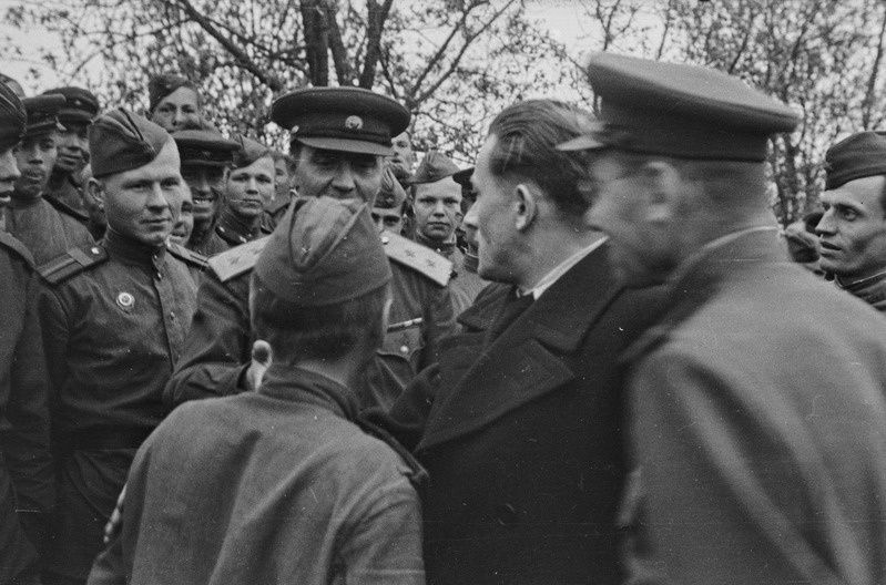 8. Eesti Laskurkorpus Kuramaal. ENSV Ministrite Nõukogu esimehe asetäitja sm. Boitsov ja kindral leitnant Pärn vestlemas 49. sidepataljoni võitlejatega.