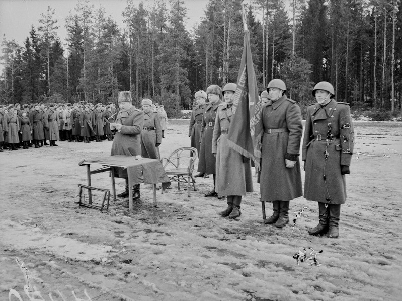 Seersant Hindrensile Kuldtähe ja Lenini ordeni kätteandmine.