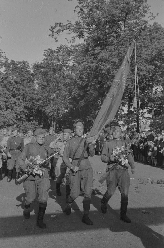 Eesti Korpus kodumaal, läbimas Pärnu linna.