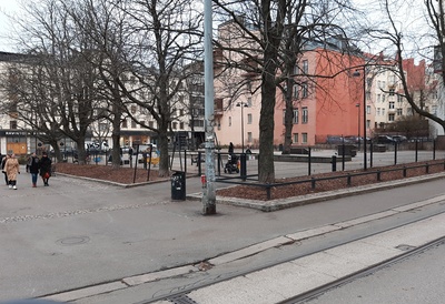 Eerikinkatu 43 - Köydenpunojankatu 13 - 15. Kuvassa on lasten leikkipuisto. rephoto