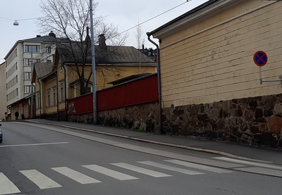 Hietalahdenkatu 1, 3. oikealla Kaartin lasaretin sotilassairaalamiljöötä. Vasemmalla nainen ja tyttö lastenvaunujen kanssa, oikealla mies ylittämässä tietä. rephoto