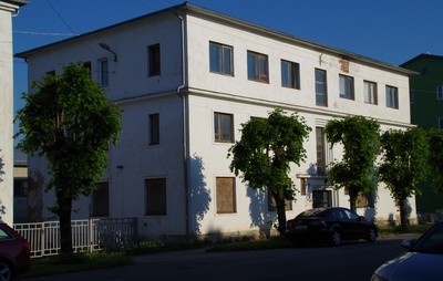 Tänava vaade: esiplaanil - suur hoone rephoto