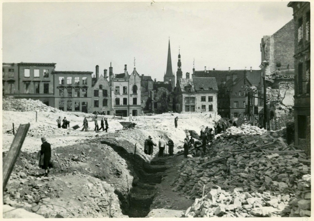 Tallinn, Harju tänava puhastamine varemeist.
