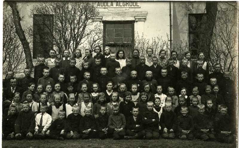 Audla algkooli õpilased koolimaja ees